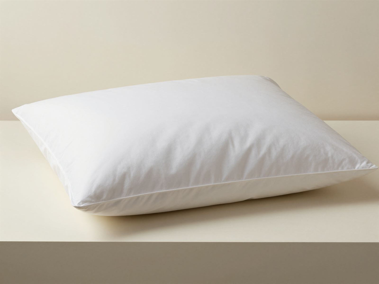 Almohada hotelera blanca